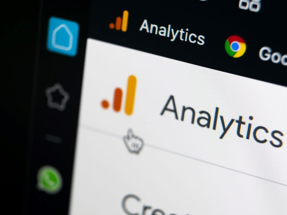 Google Analytics là công cụ phân tích website thương mại điện tử giúp doanh nghiệp theo dõi lượt truy cập và phân tích hành vi người dùng hiệu quả